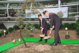 President Xiang ZHANG and Dean of Science Matthew EVANS planting the oak tree for the Faculty of Science 80th Anniversary