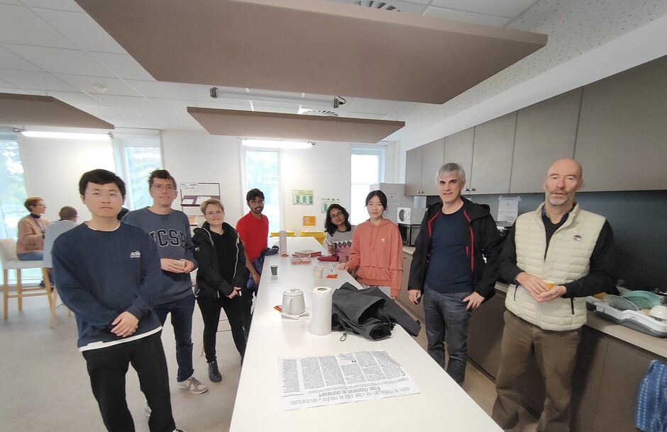 Dr Jiarui ZHAO (far left) and Miss Xiaoxue RAN (third from right) with members of the Condensed Matter Theory group at Laboratoire de Physique Théorique of the University of Toulouse III - Paul Sabatier.