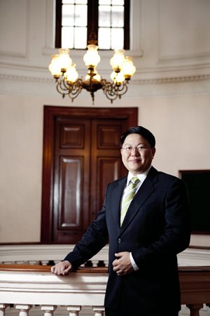 Dr Kenneth Leung