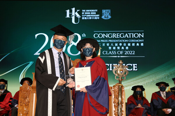 Dr Angela Tong received the Award for Teaching Innovations in E-learning 2021-22