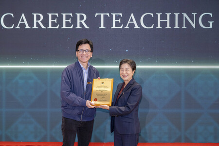 Prof Ying Wai CHAN received the HKU Early Career Teaching Award 2023