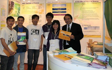 Professor Chi Ming CHE from Department of Chemistry received the first class prize of the State Natural Science Award for 2006 from Premier Jiabao WEN in the Great Hall of the People in Beijing. He became the first Hong Kong Scientist to win this award...