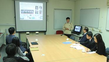 Professor Chi-ming Che introducing the department to Mr Yang