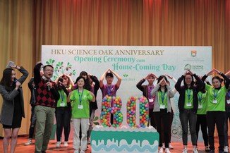 Students demonstrating “HKU Cheers” to generations of alumni, recalling their fond memories of the good old days