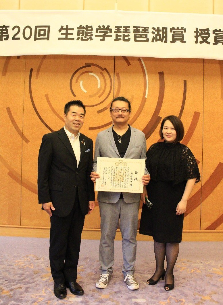 Dr Moriaki Yasuhara (middle) received the prestigious Biwako Prize for Ecology