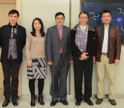 Image 2. From the right: Dr Richard Yi-Tsun KAO (Associate Professor, Department of Microbiology, HKUMed), Dr Pak-Leung HO (Director of the HKU Carol Yu Centre for Infection from the Department of Microbiology), Professor Hongzhe SUN (Norman & Cecilia Yip Professor in Bioinorganic Chemistry and Chair Professor of Chemistry), Dr Hongyan Li (Senior research associate, Department of Chemistry) and Dr Runming Wang (Postdoctoral researcher, Department of Chemistry).