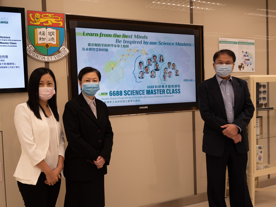 From the left: Professor Alice WONG, Associate Dean (Teaching & Learning), Faculty of Science, Professor Vivian Wing Wah YAM, Philip Wong Wilson Wong Professor in Chemistry and Energy, Professor Wing Sum CHEUNG, Director of Undergraduate Admissions.