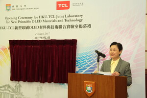 Photo of Professor Yam showing her gratitude at the opening of HKU-TCL Joint Laboratory for New Printable OLED Materials and Technology.