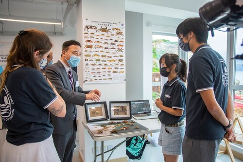 Professor Xiang Zhang,  President and Vice-Chancellor of HKU was interacting with the researchers during visiting Biodiversity Centre.  