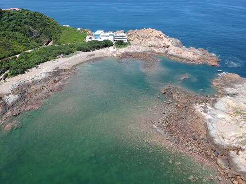 The Cape d’Aguilar Marine Reserve, Hong Kong’s only marine reserve where the Swire Institute of Marine Science (SWIMS) is located, is rich in biodiversity. 