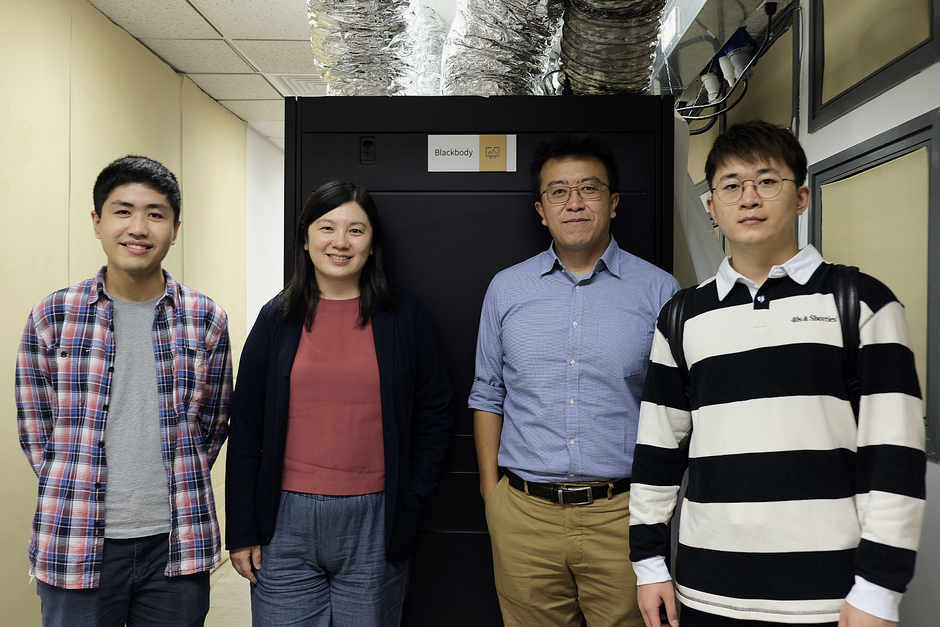 Project leaders in research teams from HKU Physics stood next to Blackbody in the mini data center. 