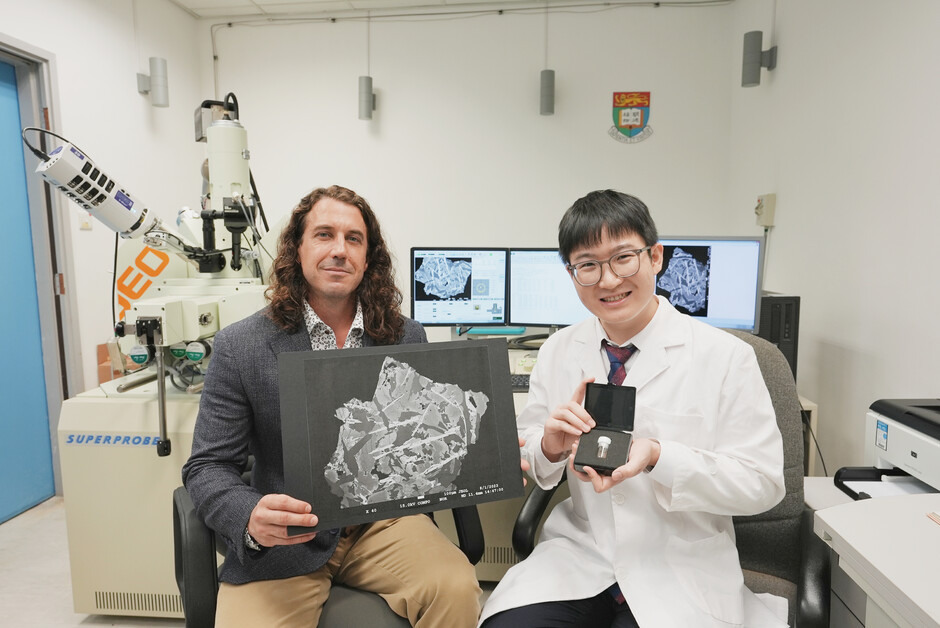 With the support of Dr Joseph MICHALSKI(on the left) of HKU Department of Earth Sciences, Postdoctoral Fellow Dr Yuqi QIAN formed a team to apply for the lunar samples. 