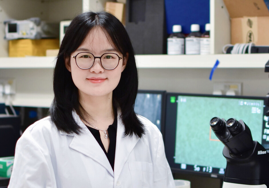 With the Schmidt Science Fellowship, Dengping will pivot from physical chemistry to materials engineering. 
