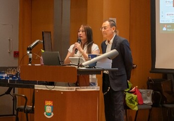 Dr Herbert Lee, Chairman of Marvel Digital Ai Limited, delivered the opening speech for ‘We together in Metaverse’ project at the Meta-Innovation School Campus opening ceremony at HKU Campsuland. On the left: Dr Adela Lau, Deputy Director of HKU SAAS Data Science Lab; on the right: Dr Herbert Lee, Marvel Digital Ai Limited. 