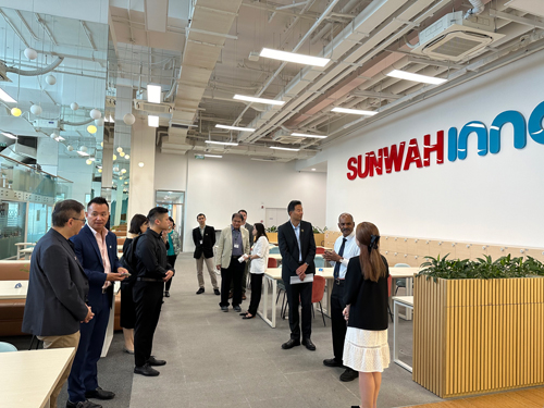 HKU delegation visiting to the Sunwah Innovation Center.