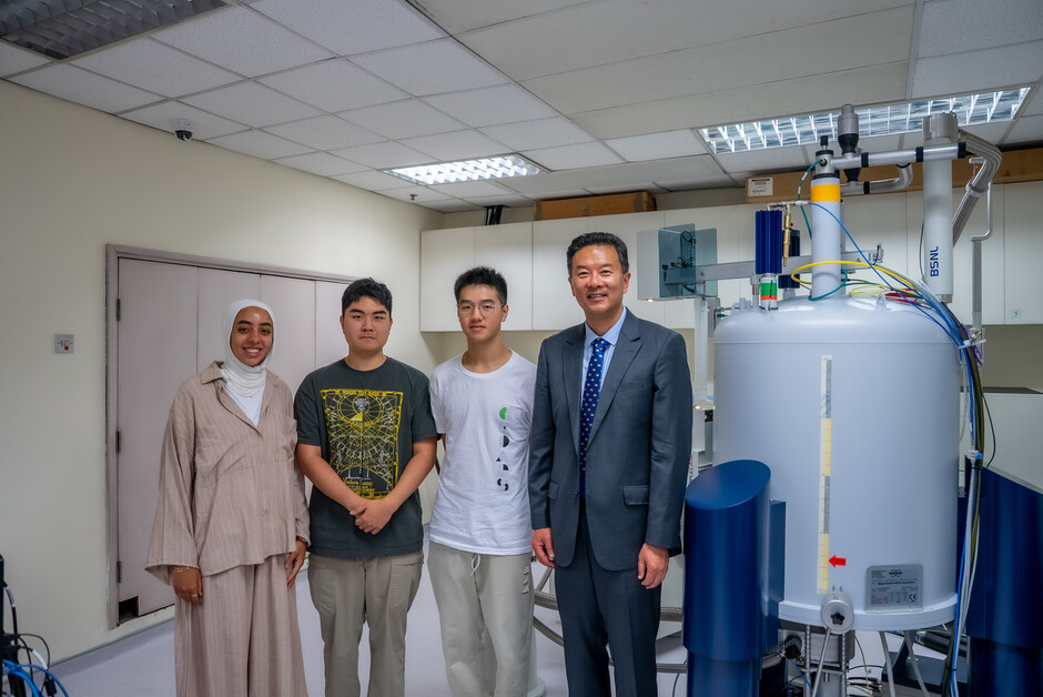 Dean of Science, Professor Qiang ZHOU (first from the right), met with three freshmen who achieved outstanding results in public examinations on 2 September (Tuesday).