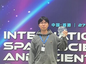 Silver Medal trophy being received by HKU LSR-DEPS  PhD Student Mr. Zhenjie Tian