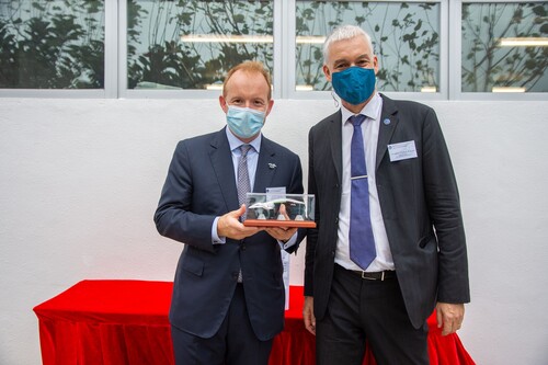 Replicas of whale skeleton produced by 3D printing were presented to officiating guests Mr Merlin Swire, Chairman of Swire Pacific Limited by Professor Matthew R Evans, Dean of Science, HKU. 