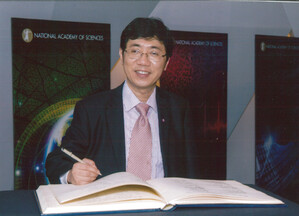 Professor Chi-Ming Che