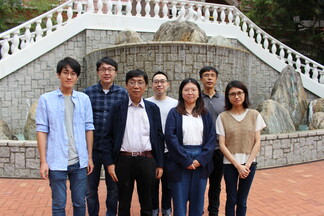 Prof Che and his 2022 OLED team.