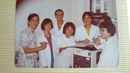 Professor M.S.F. Lie Ken Jie, Marion Ng, Chan Tin Yau, Stella Szeto (currently Director of HK Government Laboratory), Chan, Victor Lee (Fellow at Oxford University), Prof. Vivian Yam.
(1983)
