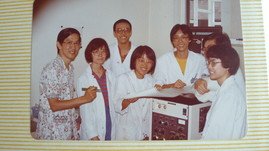 Professor M.S.F. Lie Ken Jie, Marion Ng, Chan Tin Yau, Stella Szeto (currently Director of HK Government Laboratory), Chan, Victor Lee (Fellow at Oxford University), Prof. Vivian Yam.
(1983)
