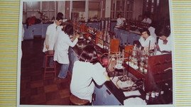 Last Organic Chemistry practical in the First floor teaching laboratory of the old Chemistry Building before moving the teaching of practical to the new Chemistry Building (Chong Yuet Ming site) (1991)
Male student facing camera is Wong Kung Hin
