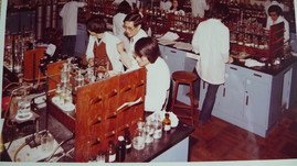 Last Organic Chemistry practical in the First floor teaching laboratory of the old Chemistry Building before moving the teaching of practical to the new Chemistry Building (Chong Yuet Ming site) (1991)